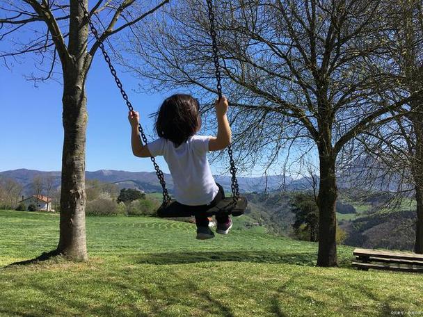 梦见荡秋千预示哪些？解析梦境背后的心理暗示与生活启示