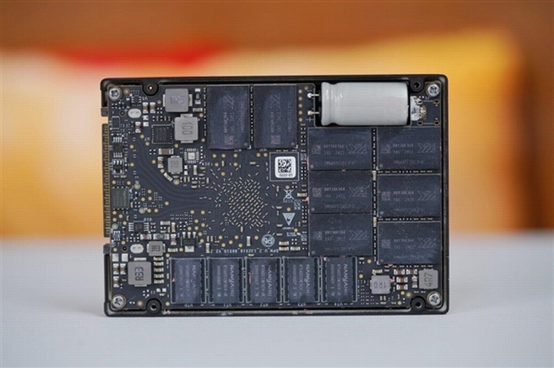 长江存储PCIe 5.0 SSD发布：首推32TB容量，性能翻倍的秘密！