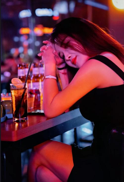 梦见酒吧女的5种原因解析与心理学建议