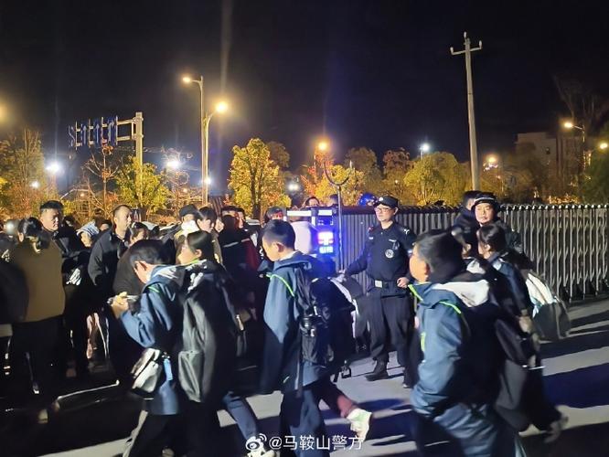 莱州公安交警夜护学行动:保障学生安全回家,提升社区安全感 莱州公安交警夜护学行动:保障学生安全回家,提升社区安全感