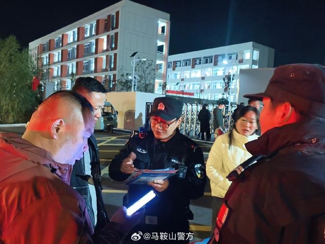 莱州公安交警夜护学行动:保障学生安全回家,提升社区安全感 莱州公安交警夜护学行动:保障学生安全回家,提升社区安全感