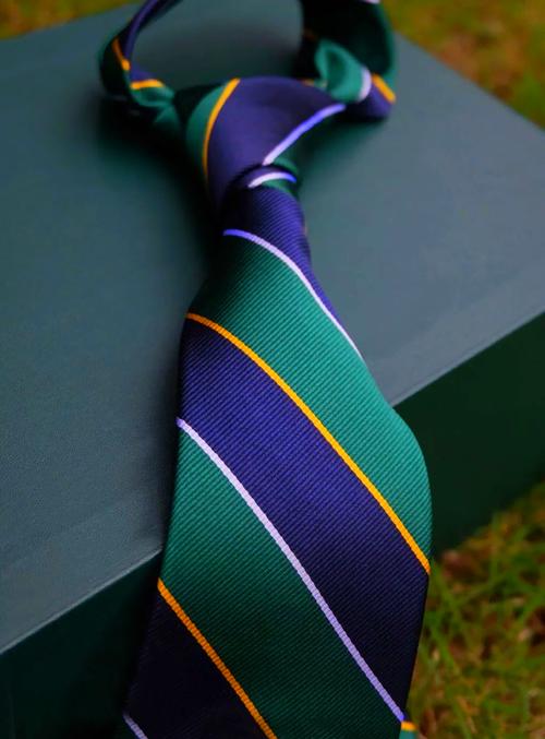 梦见领带象征意义职场成功vs情感关系的解读