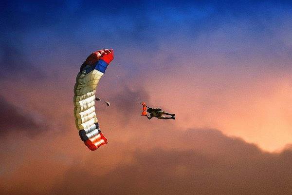 梦见降落伞的深层寓意解析及心理暗示详解