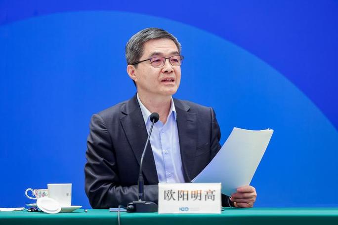 欧阳明高揭秘：未来五年智能技术爆发，如何驾驭全民智驾趋势