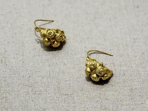 解读梦见金耳环的5大象征意义，揭示潜在情感信息