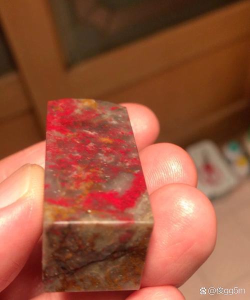 梦见鸡血石预示哪些？揭开梦境中的财富密码