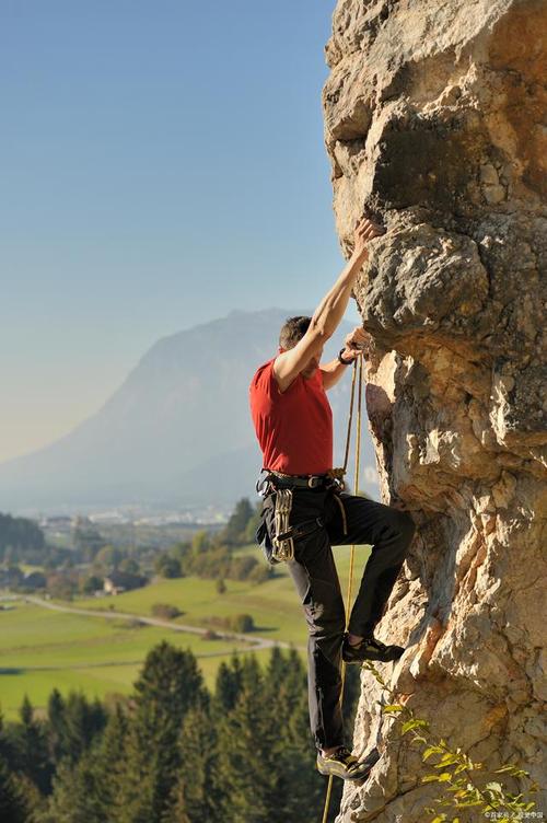 梦见攀登的象征意义自我突破还是压力重重？分析与对策