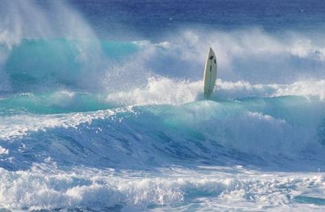 梦见波涛汹涌的5大象征意义及心理解析