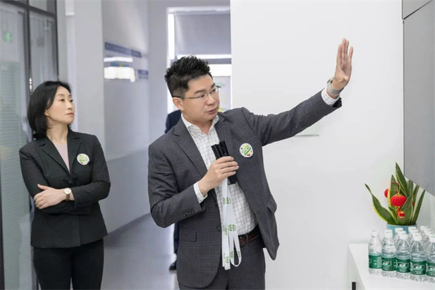 卓莓高层参观交流万纬上海奉贤临港园区：推动政企合作新机遇，提升职场潜力秘诀揭晓！