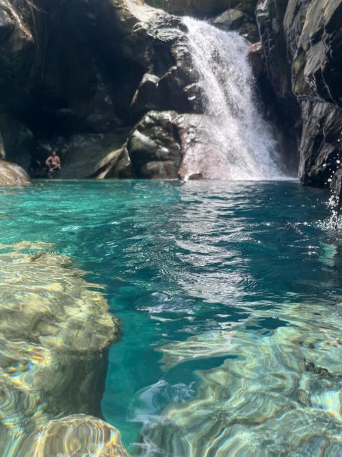 梦见溪水意味着哪些？专家解析背后的心理暗示及解决建议。