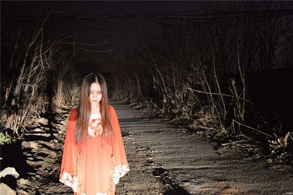 梦见女鬼梦境解析心理暗示 vs 超自然现象，如何理解更好？