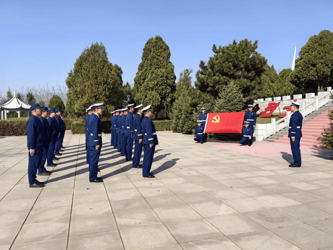 青岛市消防支队清明纪念活动:缅怀英烈,汲取勇气与精神力量 青岛市消防支队清明纪念活动:缅怀英烈,汲取勇气与精神力量
