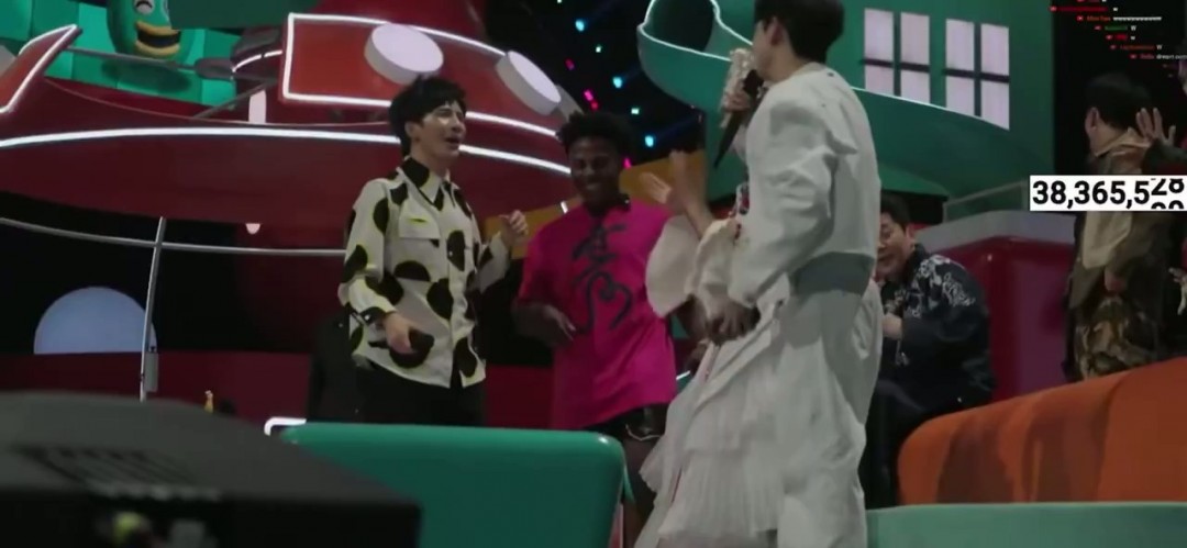 甲亢哥长沙行:你知道他如何与大张伟合唱热门曲目,并受到十位女性欢迎吗? 甲亢哥长沙行:你知道他如何与大张伟合唱热门曲目,并受到十位女性欢迎吗?