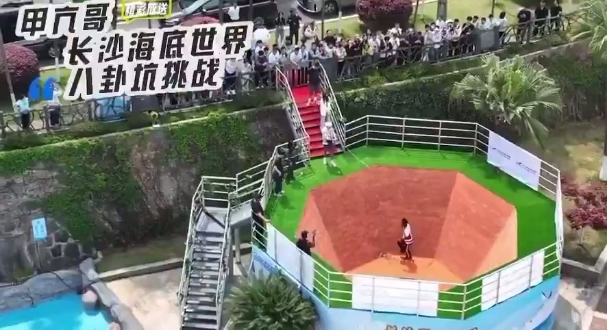 甲亢哥长沙行:你知道他如何与大张伟合唱热门曲目,并受到十位女性欢迎吗? 甲亢哥长沙行:你知道他如何与大张伟合唱热门曲目,并受到十位女性欢迎吗?