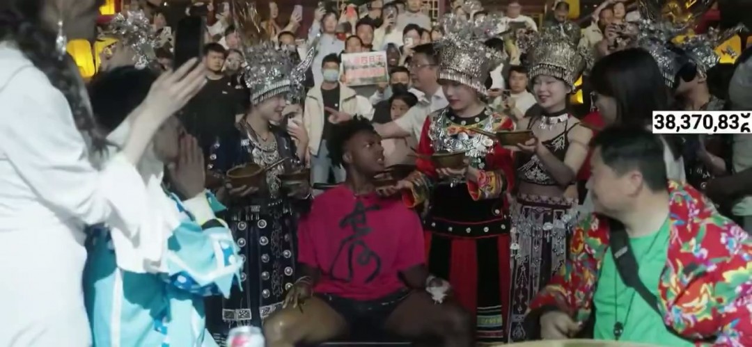 甲亢哥长沙行:你知道他如何与大张伟合唱热门曲目,并受到十位女性欢迎吗? 甲亢哥长沙行:你知道他如何与大张伟合唱热门曲目,并受到十位女性欢迎吗?