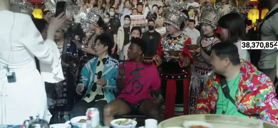 甲亢哥长沙行:你知道他如何与大张伟合唱热门曲目,并受到十位女性欢迎吗? 甲亢哥长沙行:你知道他如何与大张伟合唱热门曲目,并受到十位女性欢迎吗?