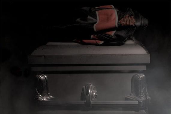 梦见黑色棺材象征意象详解，揭秘内心深处不为人知的情感共鸣！