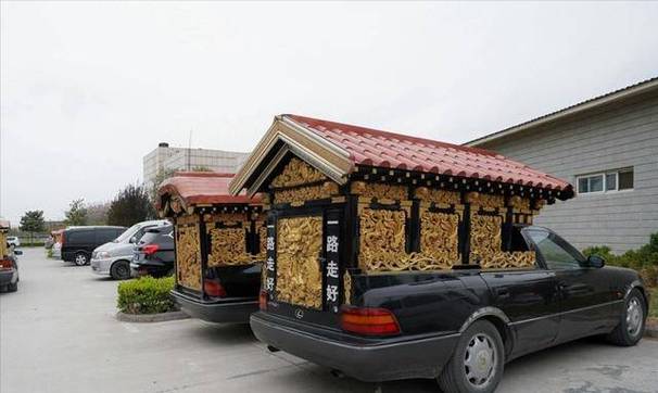 梦见灵柩车象征哪些？解读梦境背后的深层含义
