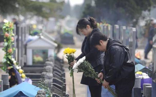 梦见拜墓的深层象征解析，引发情感共鸣，解锁内心秘密！