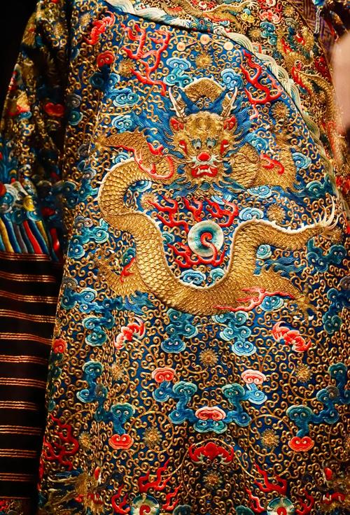 探索梦见龙袍的深刻象征意义，引发强烈情感共鸣，提高生活洞察力