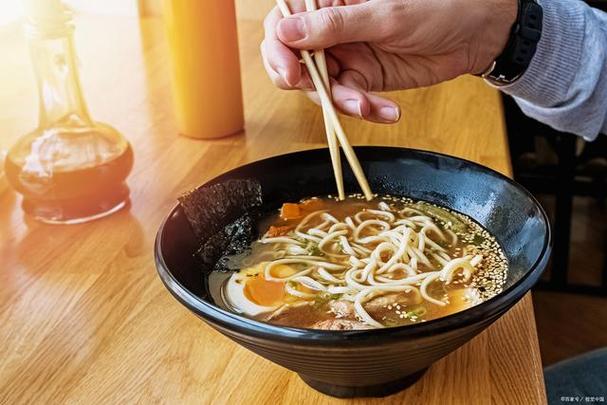 梦见面条预示哪些？深度解析梦境中的心理暗示