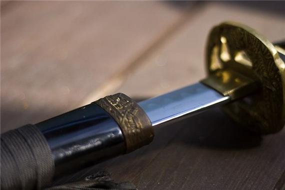 梦见刀剑象征哪些？深度解析梦境含义，消除困惑！