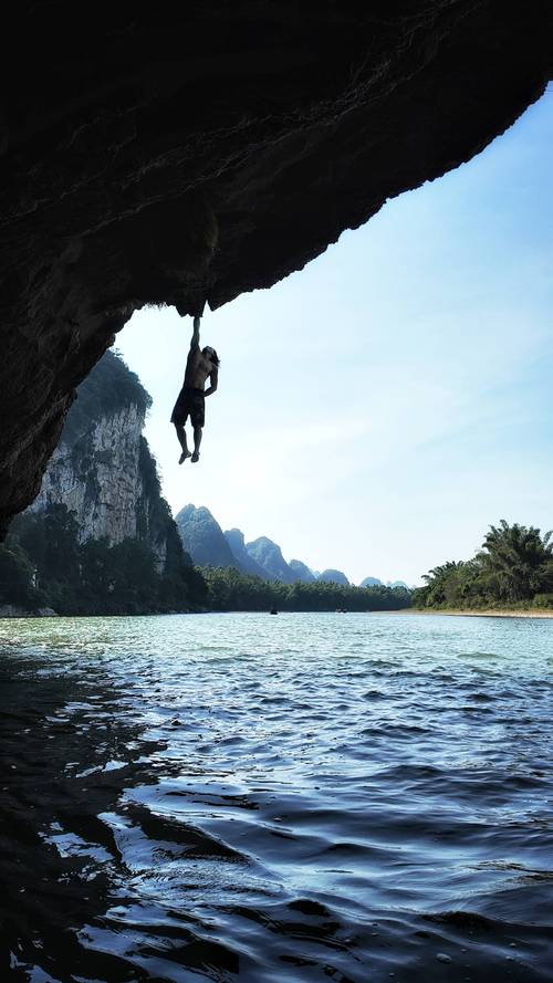 梦见攀岩的灵魂探索，解析唤醒内心勇气与突破极限的深度解读！