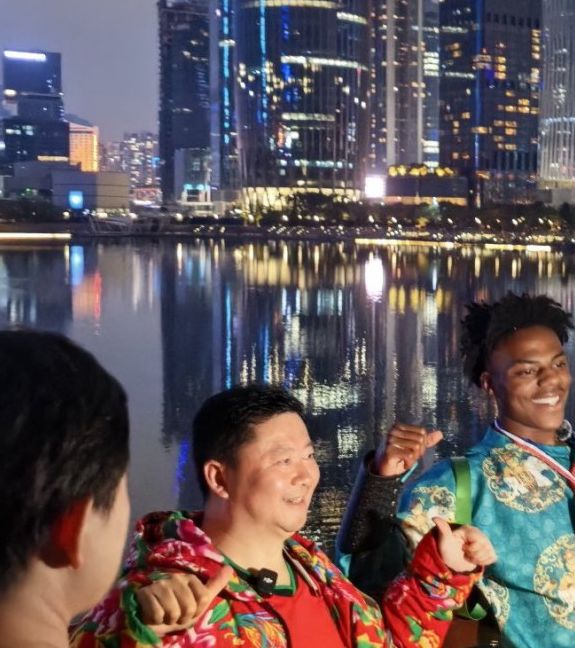 你知道甲亢哥在中国之旅中的精彩瞬间吗？他竟与成龙有过交集！