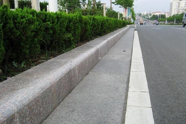 梦见路缘石象征哪些？揭示背后的深层含义与影响