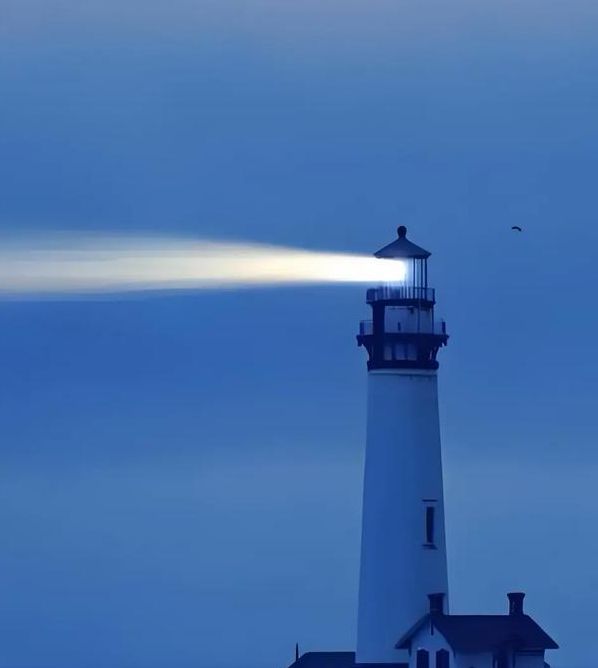 梦见灯塔象征哪些？揭开内心深处的隐秘信号