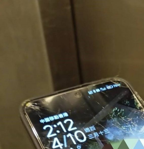 科学奇迹揭秘：小米13从33楼坠落后竟完好无损，触屏功能正常的背后秘密是什么？