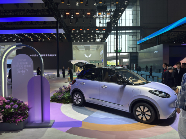 五菱星光2025款预售开启：长续航与高智能如何俘获年轻人？