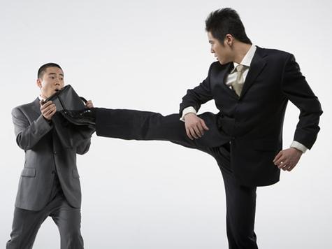 梦见被踢预示哪些?探索细节与心理暗示背后的意义 梦见被踢预示哪些?探索细节与心理暗示背后的意义