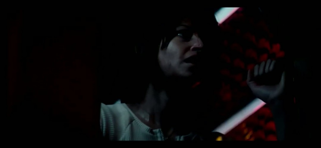 探秘异形：地球首曝片段：女船员生死一线 搞笑剧情背后隐藏生存技巧