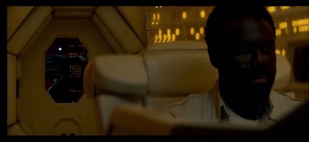 探秘异形：地球首曝片段：女船员生死一线 搞笑剧情背后隐藏生存技巧