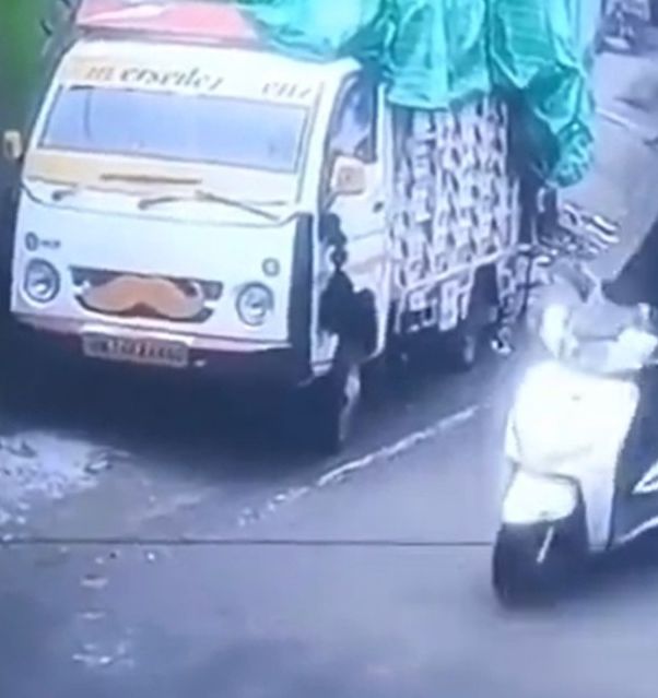 惊奇牛演绎摩托飞车秀：解读监控中的疯狂时刻 | 掌握趣味写作技巧，提升你的内容创作能力