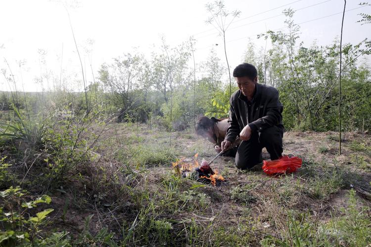 揭秘梦见烧纸钱的5个心理暗示专家解读与生活关联