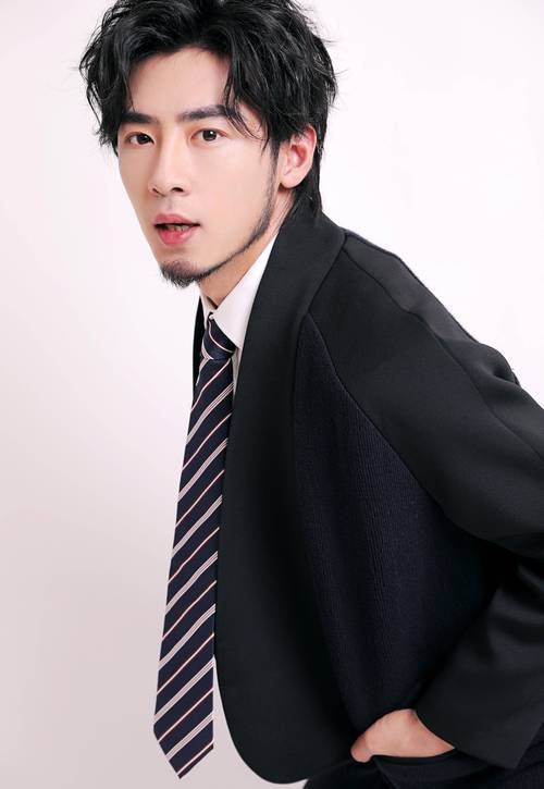 解析梦见黑色衣服解读心理暗示与情感影响深度剖析