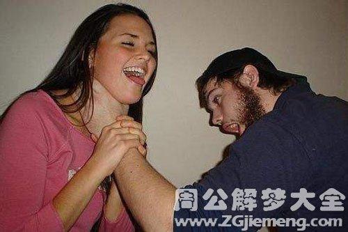 梦见掐脖子预示哪些?解读背后的心理暗示和应对策略 梦见掐脖子预示哪些?解读背后的心理暗示和应对策略