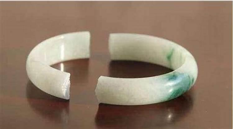 梦见玉镯意味着哪些？深入解析梦境背后的心理暗示