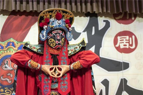 梦见看戏预示哪些？解密背后含义及注意事项！