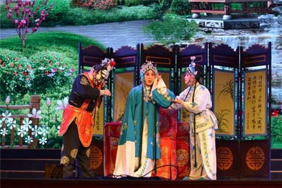 梦见看戏预示哪些？解密背后含义及注意事项！