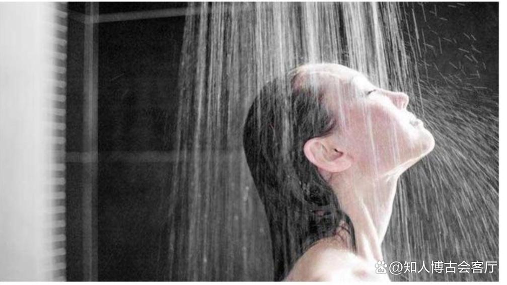 梦见洗澡被人看见意味着哪些？心理学家揭秘背后的深层含义