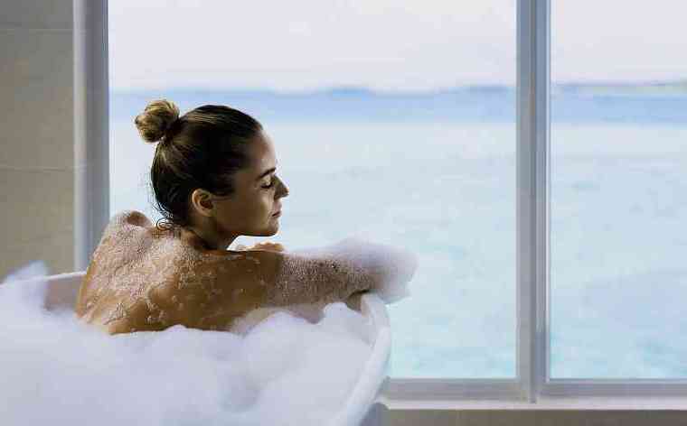 梦见洗澡被人看见意味着哪些？心理学家揭秘背后的深层含义