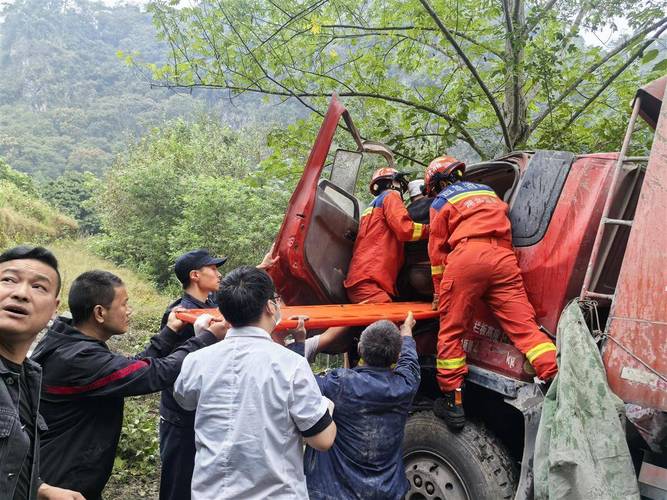 【消防勇战险情 | 莱阳1.8吨装载车侧翻惊魂，紧急救援助力司机脱困】