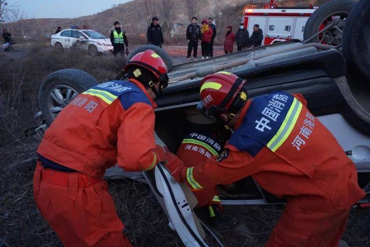 【消防勇战险情 | 莱阳1.8吨装载车侧翻惊魂，紧急救援助力司机脱困】