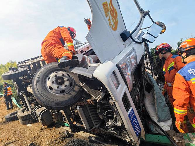 【消防勇战险情 | 莱阳1.8吨装载车侧翻惊魂，紧急救援助力司机脱困】