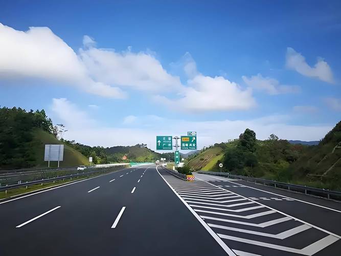 梦见高速公路象征意义揭秘成功之路或压力过载？