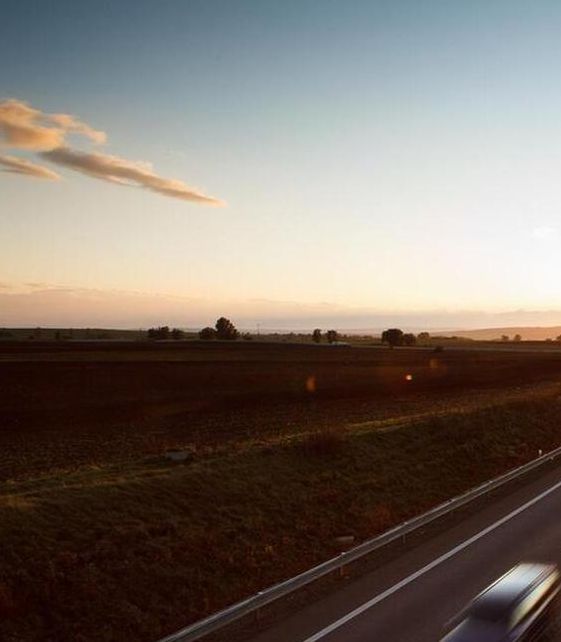 梦见高速公路象征意义揭秘成功之路或压力过载？