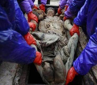 梦见棺材与尸体吉凶象征解析及心理暗示对比